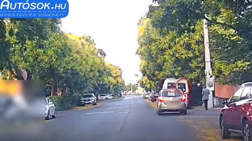 Szürreális jelenet Újbudán: belerongyolt egy furgonba az autó, miközben utasa vizes lufit vágott egy gyalogoshoz – videó