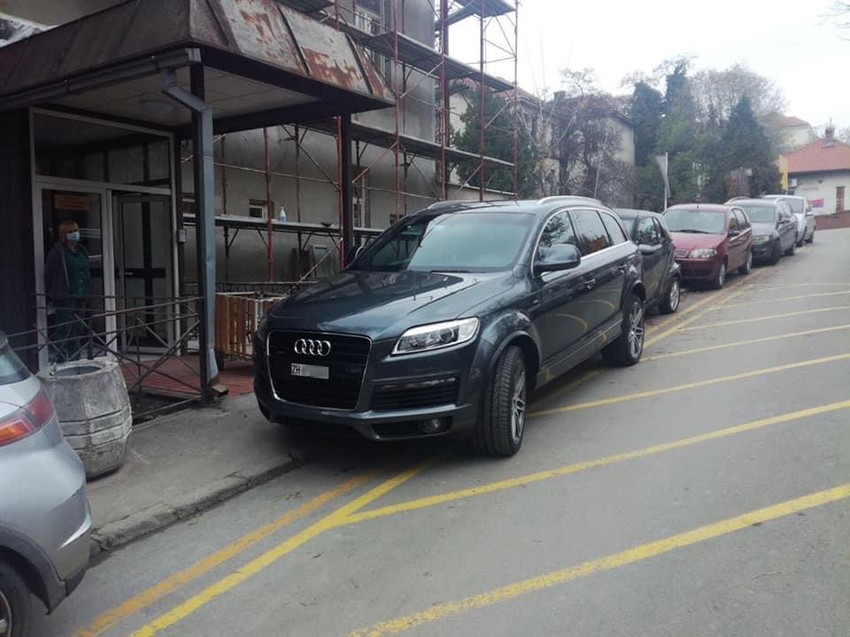 Bahati vozač blokirao je ulaz u Infektivnu kliniku