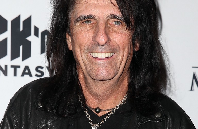 Legendy
Rocka<br /><br />
1–3.08, DOLINA CHARLOTTY<br /><br />
W pięknie położonym amfiteatrze
zaledwie kilka kilometrów
od morza pojawią się legendy
mocnego grania. Pierwszego dnia
amerykański hardcorowiec <b>Alice
Cooper</b>, który rozgłos zyskał
pod koniec lat 60., kiedy to
zaczął prezentować swój makabryczny
show z przemocą, śmiercią
i seksualnością w rolach głównych.
Drugi dzień będzie należał
do brytyjskiej legendy bluesa Johna
Mayalla. Wystarczy powiedzieć,
że występował z Erikiem
Claptonem i Fleetwood Mac. Wisienką
na torcie Festiwalu Legend
Rocka będzie koncert Carlosa
Santany.<br /><br /> 
www.legendyrocka.pl