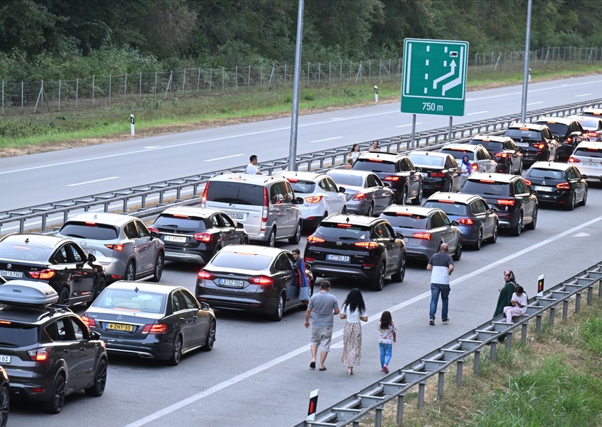 Već u petak popodne očekuju se gužve na graničnim prealzima uz auto puteve