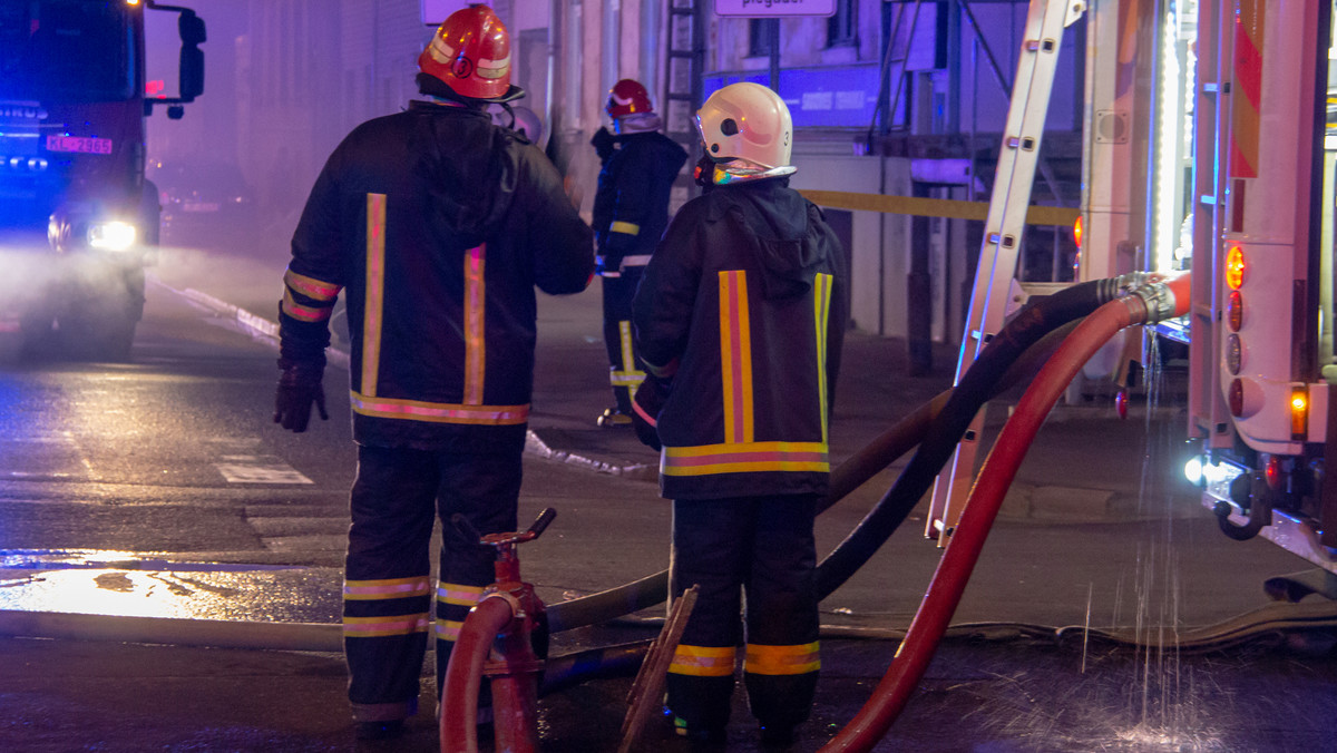 W Akademii Sztuk Pięknych w Glasgow wybuchł dzisiaj w nocy ogromny pożar. - Budynek zapalił się jak beczka prochu - mówi BBC świadek zdarzenia.