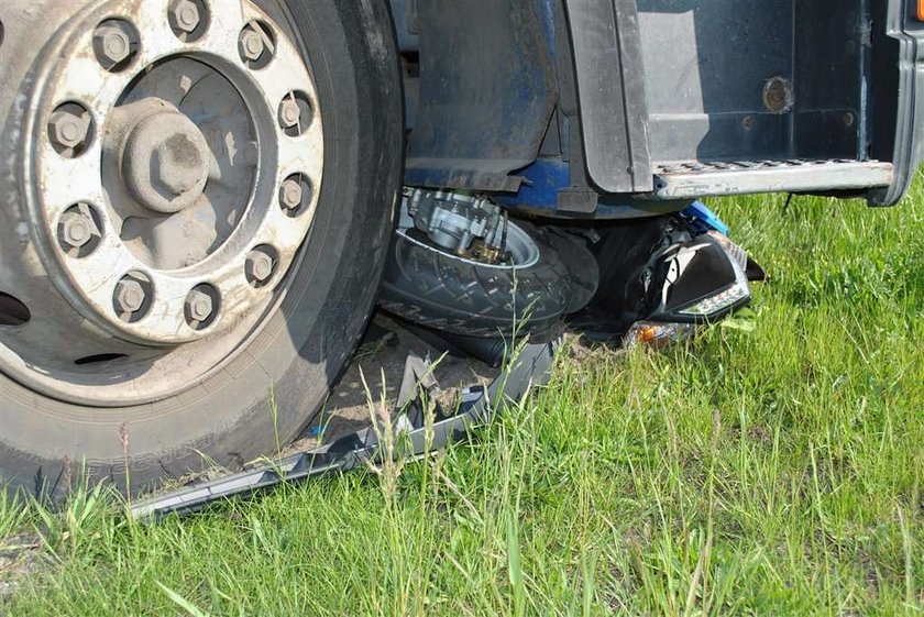 18-latek na skuterze przeżył zderzenie z tirem!