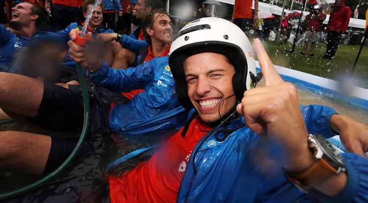 A hollandiai Delft Műszaki Egyetem Nuon Solar Team csapattagjai medencéznek, miután a 2013-as World Solar Challenge 5. napján megnyerték az összesített győzelmet