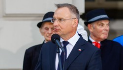 Afera "Red is Bed". Andrzej Duda: Staram się nosić odzież polską...
