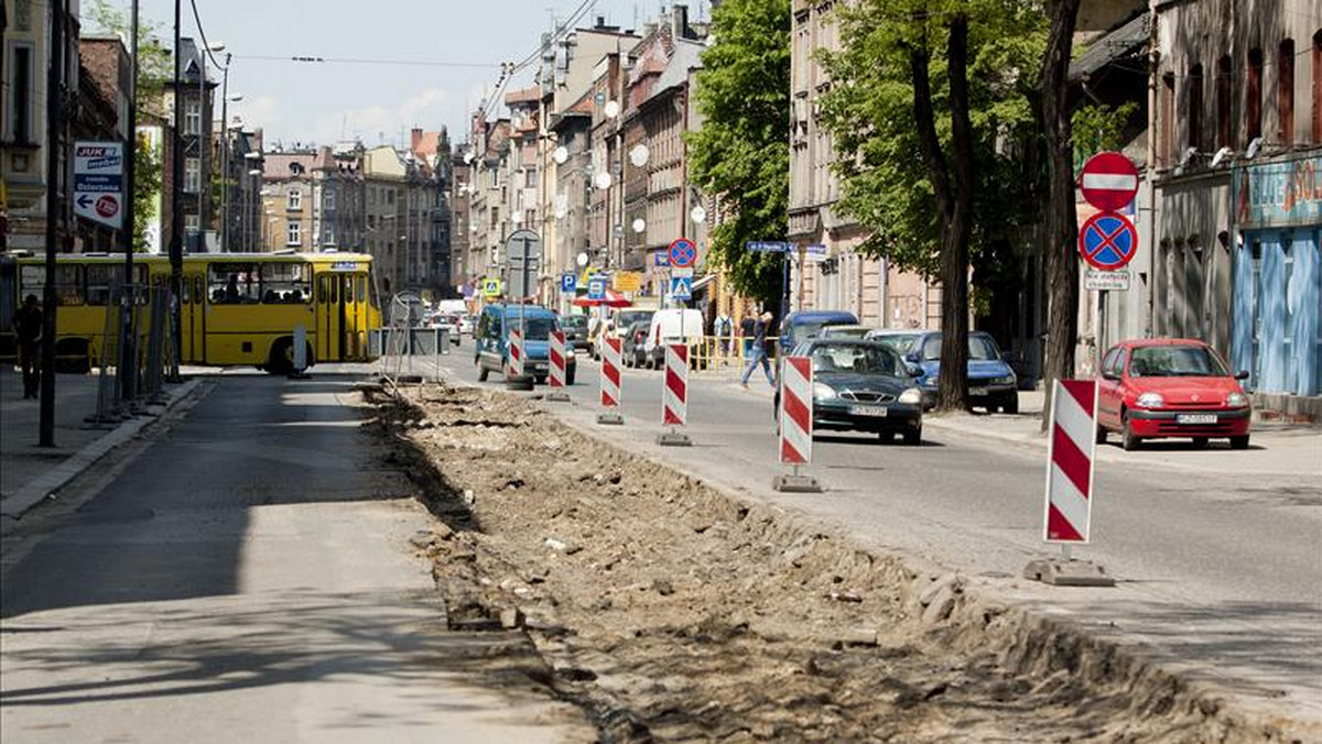 W Zabrzu i Sosnowcu trwa remont torowisk, o dziurawych drogach przy nich urzędnicy zapomnieli - informuje "Fakt".