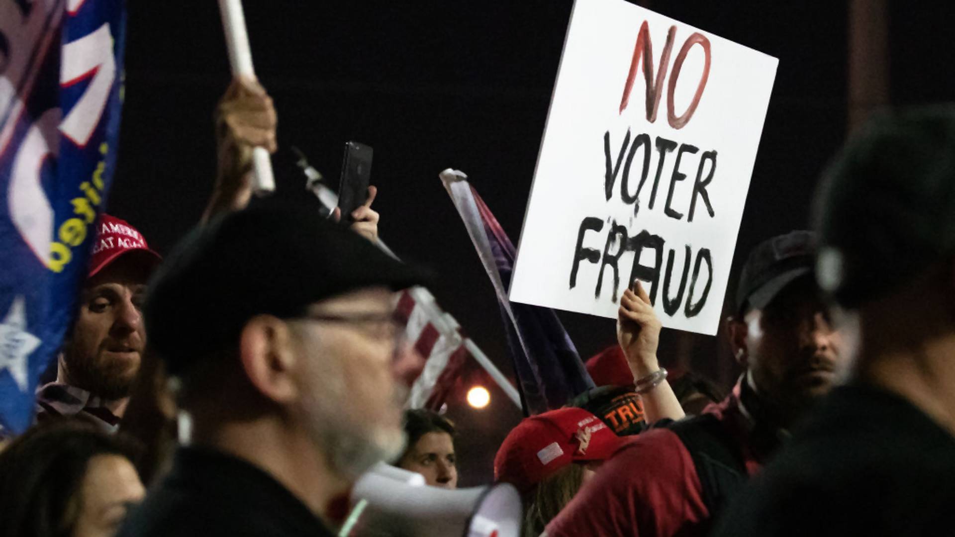 Trump hívei befenyítették az arizonai szavazatszámlálókat: lehet, nem tudják folytatni a munkát
