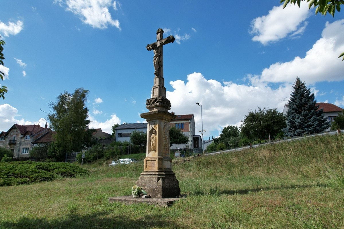 Czeski pejzaż, zwłaszcza prowincjonalny, jest wybitnie katolicki - krzyże przydrożne, kapliczki, kościoły, kolumny wotywne, figury świętych strzegące mostów i mostków. Na zdęciu Bílovice nad Svitavou