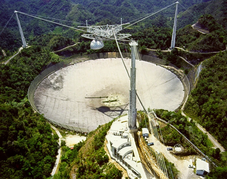 Obserwatorium Arecibo w Puerto Rico jest drugim pod względem wielkości radioteleskopem na Ziemi i okresowo gromadzi również dane dla SETI