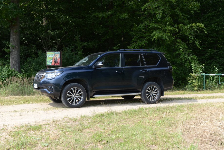 Toyota Land Cruiser nie ma aerodynamicznej sylwetki, lecz mimo to na trasie nie spala ogromnych ilości paliwa. Szczególnie w trybie "eco", w którym - kosztem osiągów - można nieco zredukować apetyt na olej napędowy.