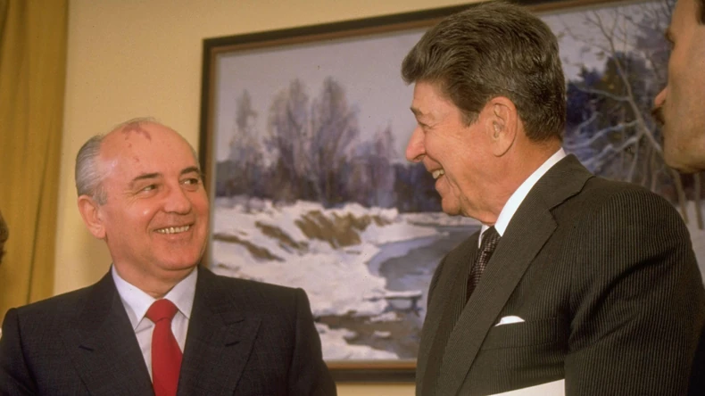 Sovjetski predsednik Mihail Gorbačov zastupao je politiku veće slobode govora i ekonomske liberalizacije, kao i potpisivanje mirovnih sporazuma sa američkim predsednikom Ronaldom Reganom | Foto: Dirck Halstead / Getty Images