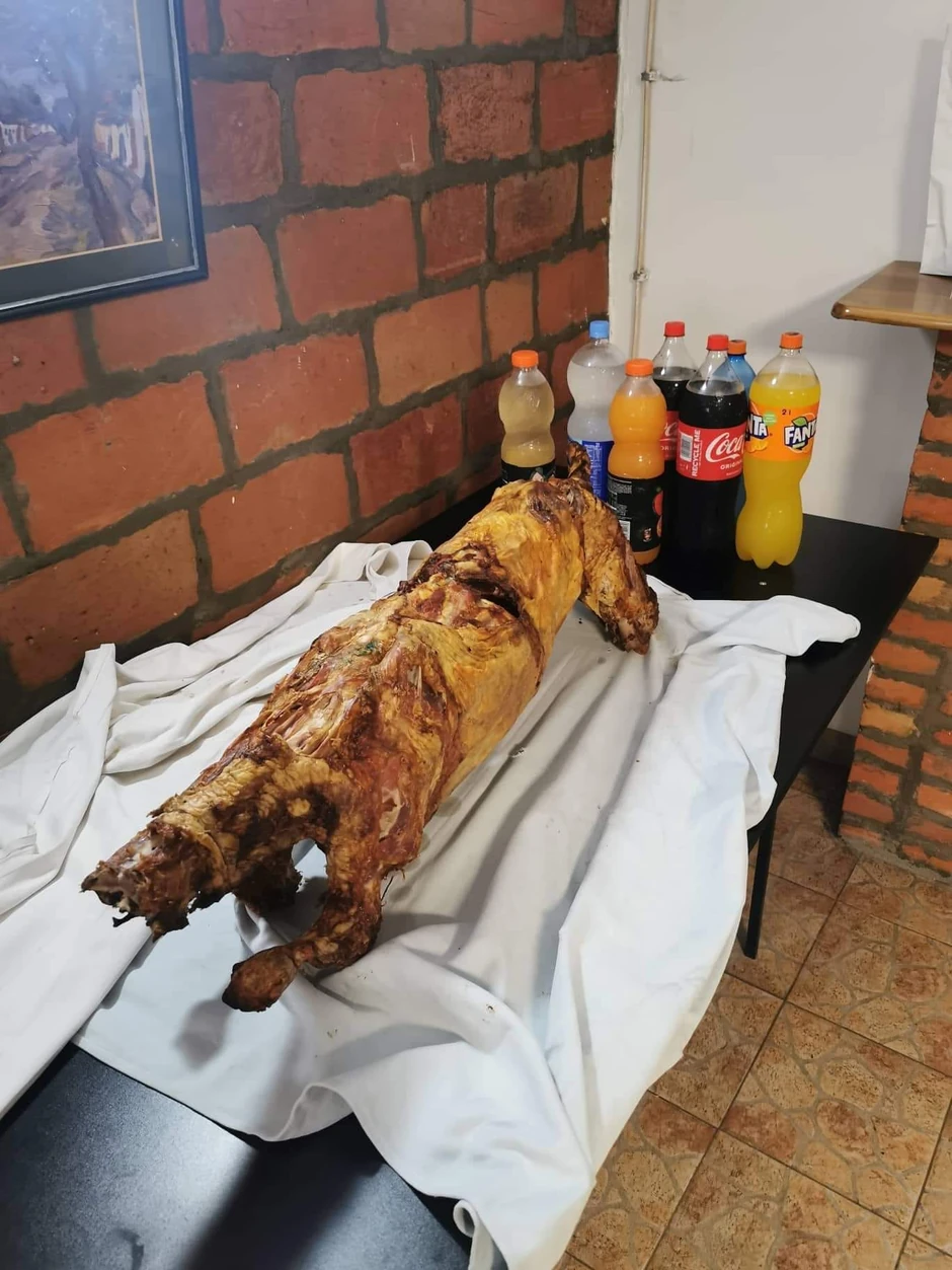 Đaci nastavniku poklonili pečenje jagnje