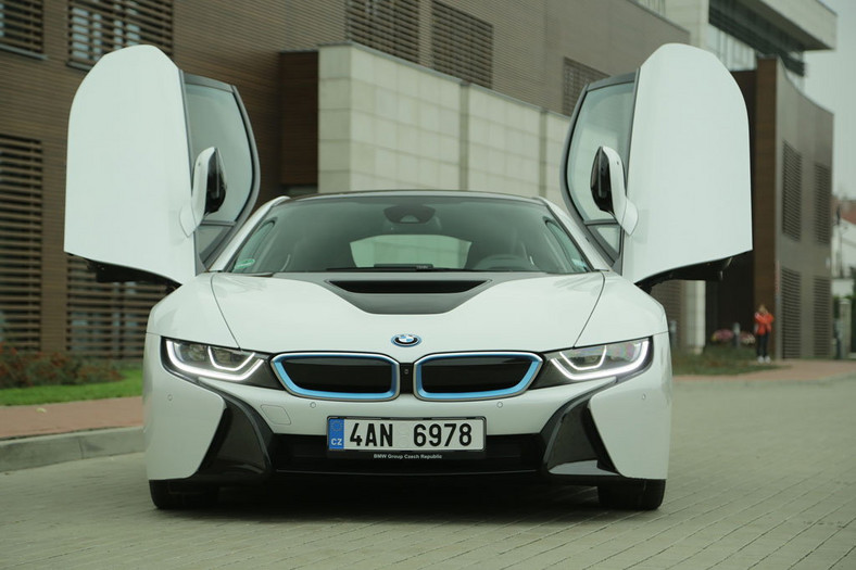 BMW i8 - samochód z piorunującym wrażeniem