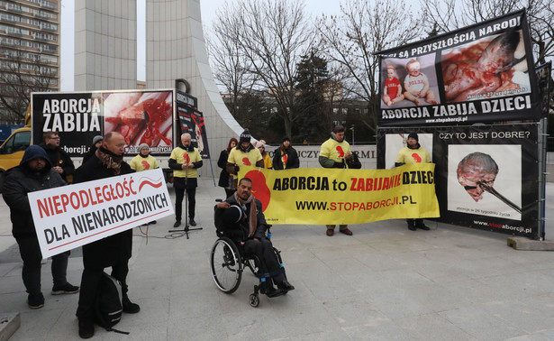 Protesty zwolenników i przeciwników aborcji. "Feministki są gorsze od doktora Mengele"