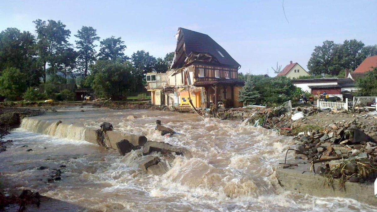 W drugiej połowie maja, na początku czerwca i w pierwszej połowie sierpnia 2010 roku Polskę nawiedziła jedna z największych powodzi w historii. Z powodu klęski żywiołowej ucierpiały wówczas niemal wszystkie województwa kraju.