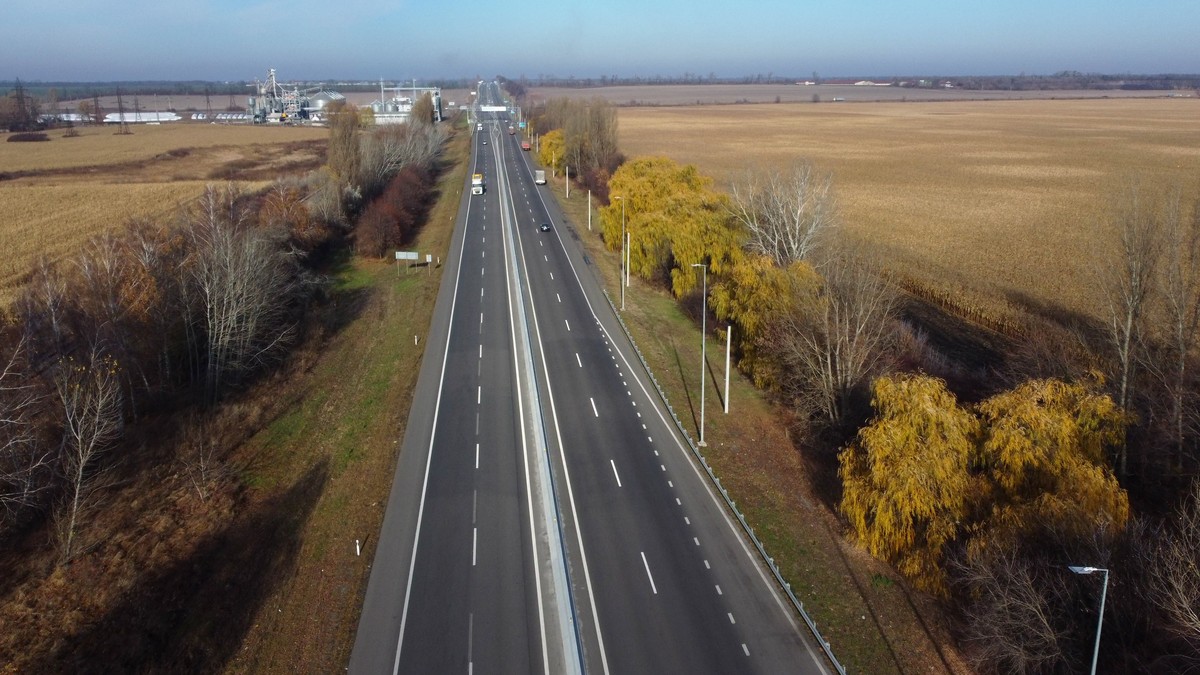 Mostantól mindenkinek szól a Nélküled a 21-es főúton: átadták a legújabb zenélő utat - Ismerős Arcok is voltak a helyszínen - videó, fotó