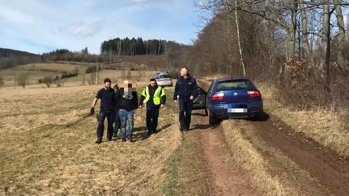 Po pościgu policjanci zatrzymali dwóch mężczyzn — kierowca auta miał wiele na sumieniu