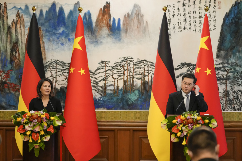 Minister spraw zagranicznych Niemiec Annalena Baerbock i minister spraw zagranicznych Chin Qin Gang podczas konferencji prasowej w Pekinie, 14 kwietnia 2023 r.