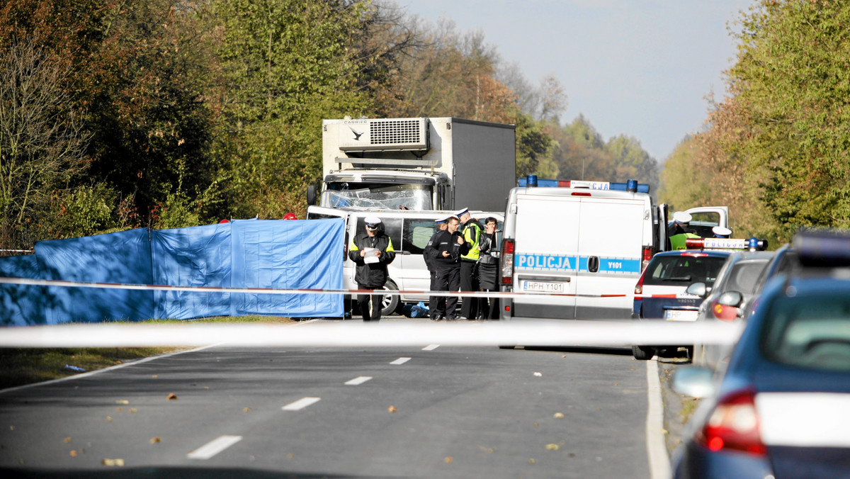 Śledztwo ws. ubiegłorocznej katastrofy busa w Nowym Mieście, które miało się zakończyć do 12 kwietnia, zostanie przedłużone o następnych kilka miesięcy - poinformowała radomska prokuratura okręgowa. W wypadku zginęło 18 osób podróżujących busem.