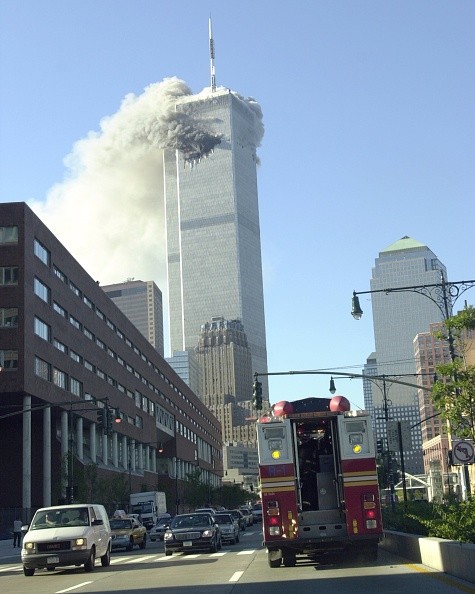 Widok na płonącą północną wieżę World Trade Center