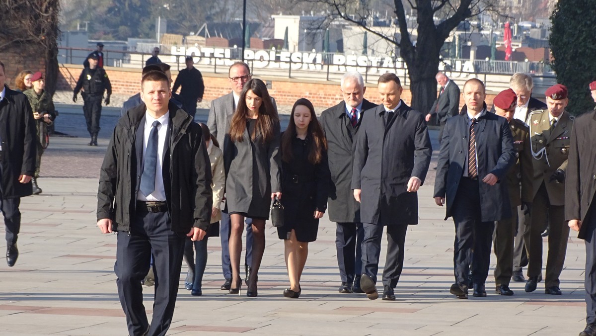 Prezydent Andrzej Duda złożył kwiaty na grobie pary prezydenckiej Lecha i Marii Kaczyńskich w krypcie katedry na Wawelu. Razem z nim hołd tragicznie zmarłym rodzicom oddała Marta Kaczyńska wraz z córkami. - Dla polskiego życia publicznego to był dzień wielkiej straty. Na przestrzeni lat widać, jak wielka to strata – powiedział po wyjściu z krypty prezydent Andrzej Duda.