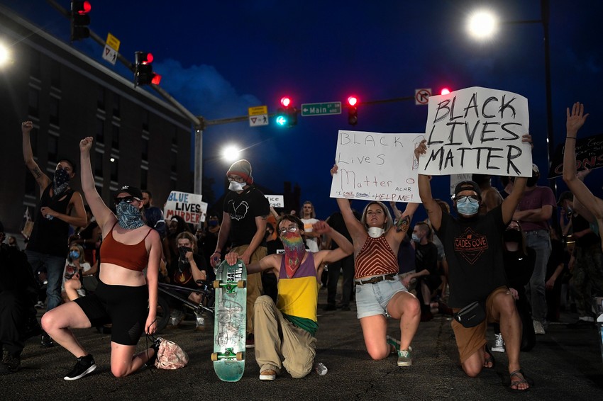 U gradu Demojn u Ajovi demonstranti su nosili transparente sa porukom "Crni životi su važni". Zaustavili su saobraćaj i klečali na kolenima, aludirajući na scenu kada je policajac Derek Šuvin kolenima pritiskao Flojda nakon čega je Afroamerikanac preminuo. 