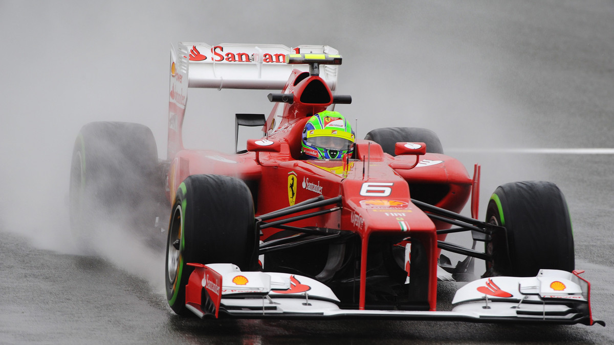 W piątek treningi Formuły 1 na torze Silverstone nie dawały miarodajnych wyników, ponieważ ciągle padał deszcz, a kierowcy nie kwapili się do wyjazdu z padoku. Pierwszą sesję wygrał Romain Grosjean (Lotus), a w drugiej najszybszy był Lewis Hamilton (McLaren).