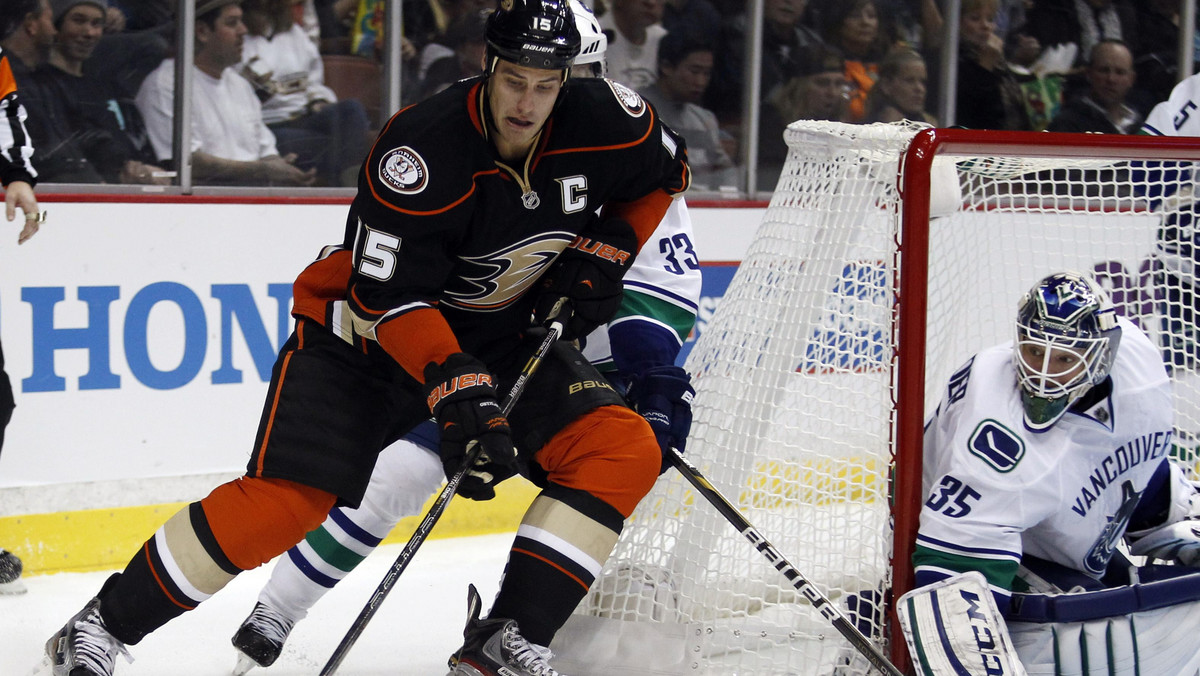 Ryan Getzlaf pozostanie wierny Anaheim Ducks. Kaczory ogłosiły, że porozumiały się ze swoim kapitanem w kwestii nowej umowy. Getzlaf pozostanie w Anaheim na osiem kolejnych sezonów i zarobi 66 milionów dolarów.