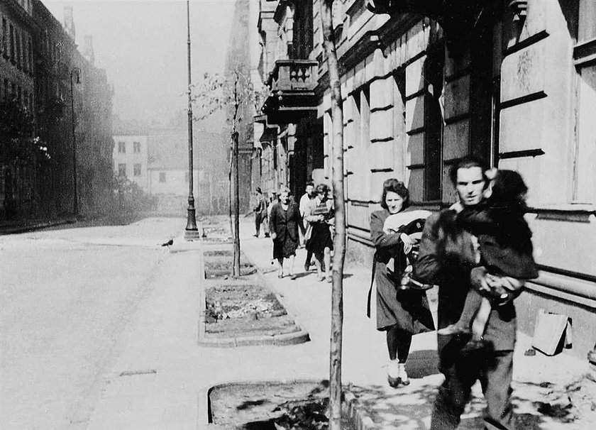 3 sierpnia 1944 Trzeci dzień walk Niemcy wykorzystują "żywe tarcze"