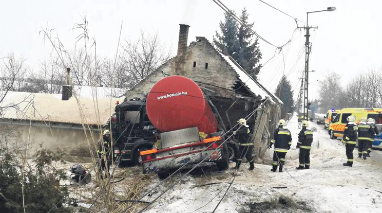 A kamion a ház egyik szobájában landolt. A sofőrt a tűzoltók vágták ki a roncsból/Fo­tó: Neiczer Tamás/ tü. fhdgy