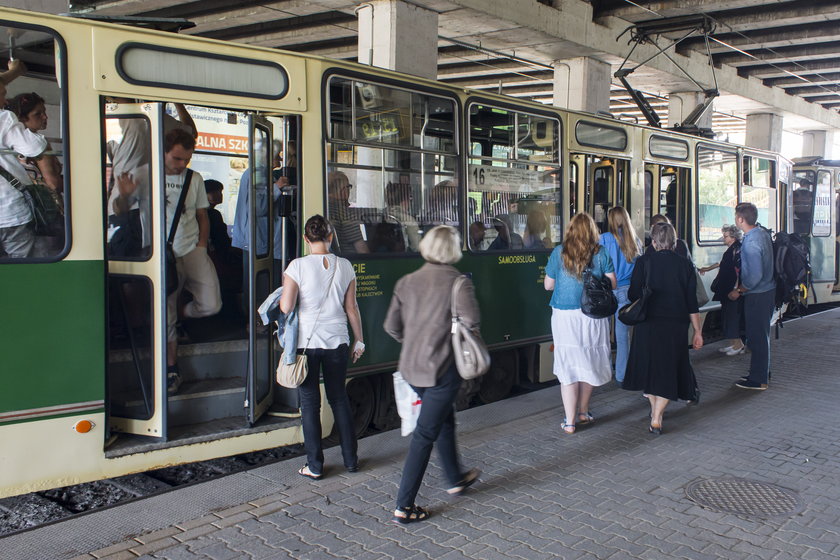 Pasażerowie wchodzą do tramwaju