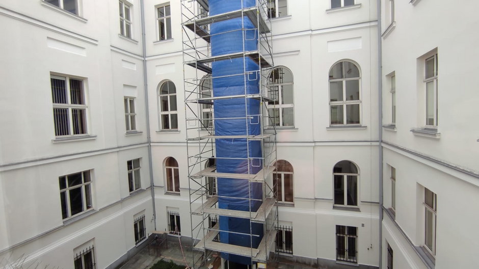 Budowa windy zewnętrznej w piotrkowskim sądzie