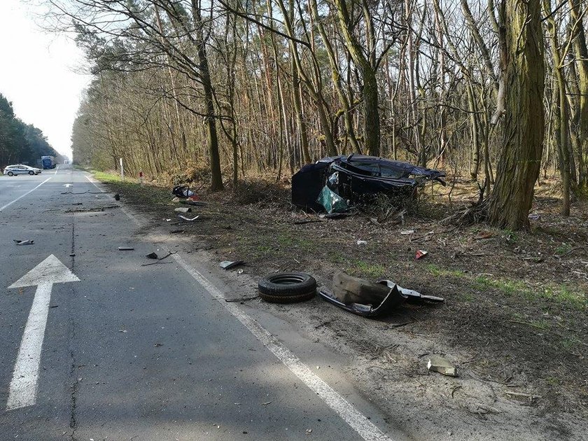 Tragiczny wypadek koło Nowej Soli. Zginął 18-latek, jego dwaj koledzy zostali ranni