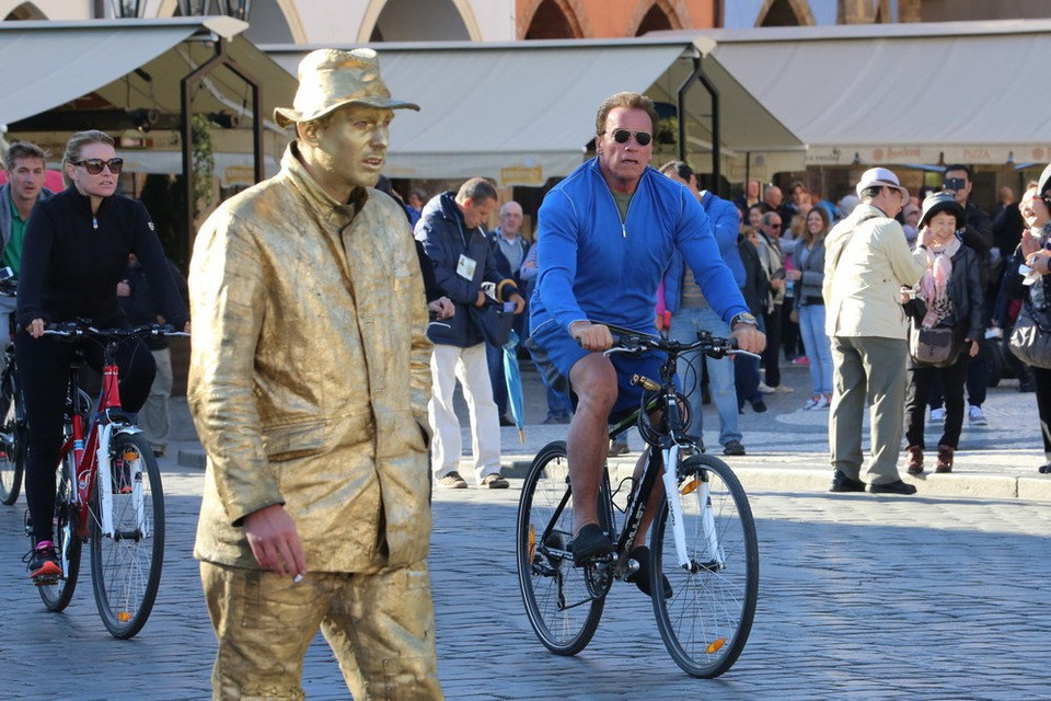 Arnold Schwarzenegger na przejażdżce rowerowej po Pradze