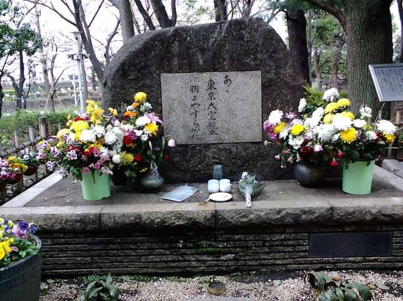 Symboliczny grobowiec w Parku Sumida upamiętniający ofiary bombardowań.