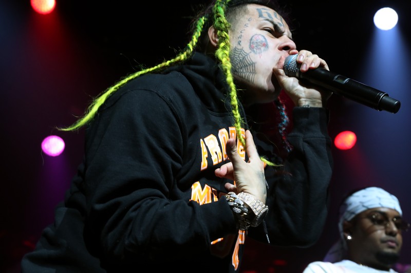 Tekashi 6ix9ine fellépés közben 2018. október 28-án New Jersey államban