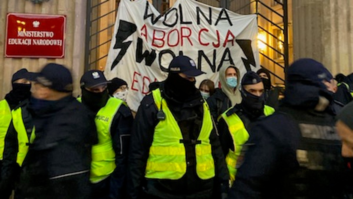 Warszawa: Protest przed siedzibą MEN. Studentki przykuły się do bramy