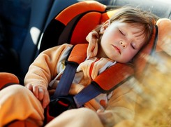 Uwaga na słońce! Dziecko plus samochód plus upał równa się tragedia