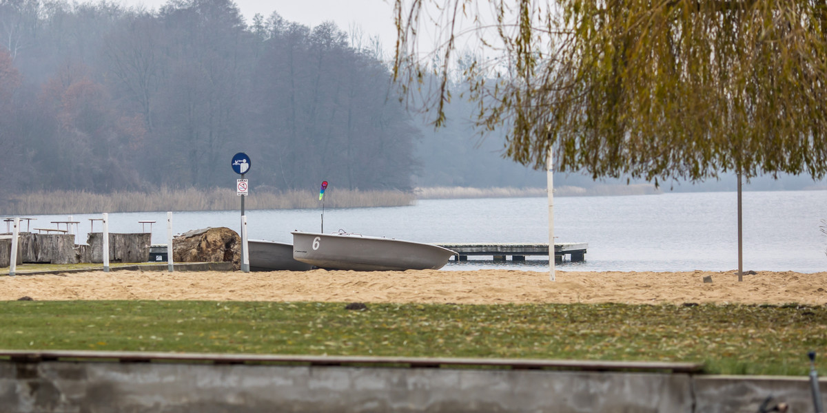 Wlaściciel ośrodka wypoczynkowego w Kiekrzu zagrodził drogę prowadzącą na publiczną plażę