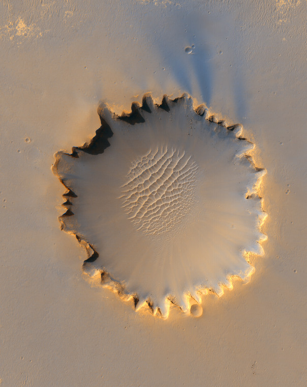 Krater Victoria - zdjęcie wykonane przez sondę Mars Reconnaissance Orbiter (MRO) 3 października 2006, Na godzinie 10, widoczny jest łazik Opportunity (kliknij, aby powiększyć)
