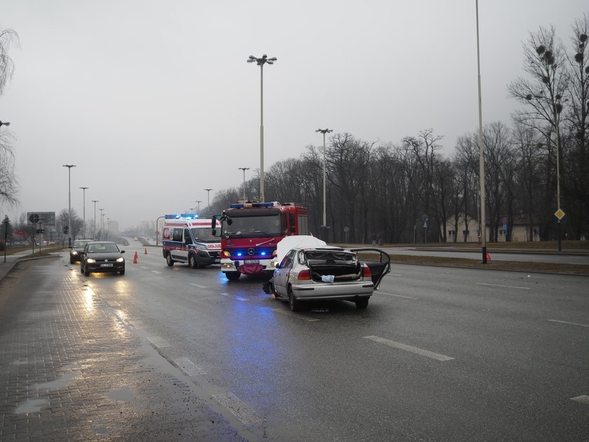 Osobówka wjechała w latarnię. Dachowanie na al. Jana Pawła II