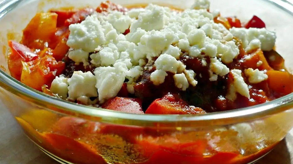 Kofta wołowa w pikantnym sosie pomidorowym. Jak ją przygotować?