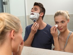 Pielęgnacyjne rytuały Polaków. Jak o siebie dba ona, a jak on?