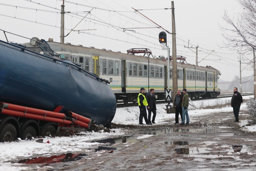 Wjechał pod pociąg cysterną. Usłyszał zarzut spowodowania katastrofy