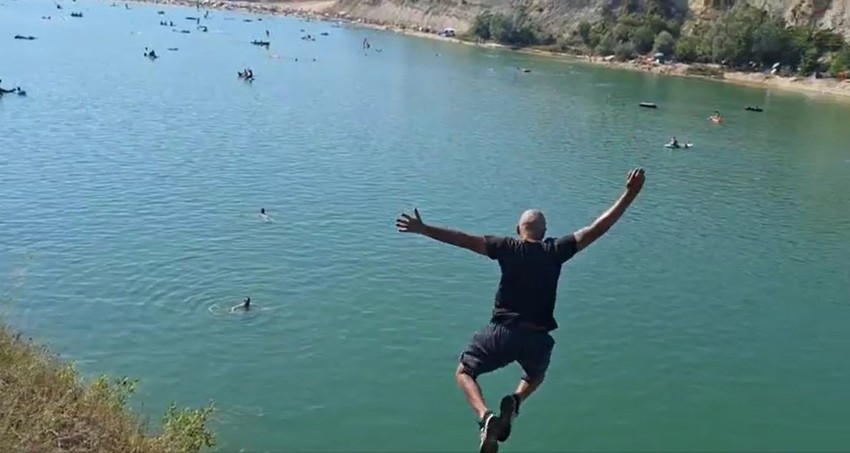 Skok u jezero "Beli kamen"