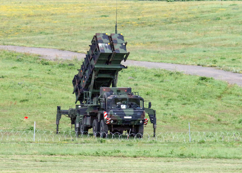 System obrony powietrznej dalekiego zasięgu Patriot niemieckich sił zbrojnych rozmieszczony na lotnisku w Wilnie, 7 lipca 2023 r.