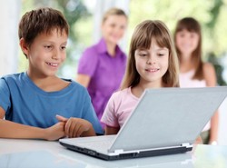 Dzieci spędzają pół dnia przed ekranem