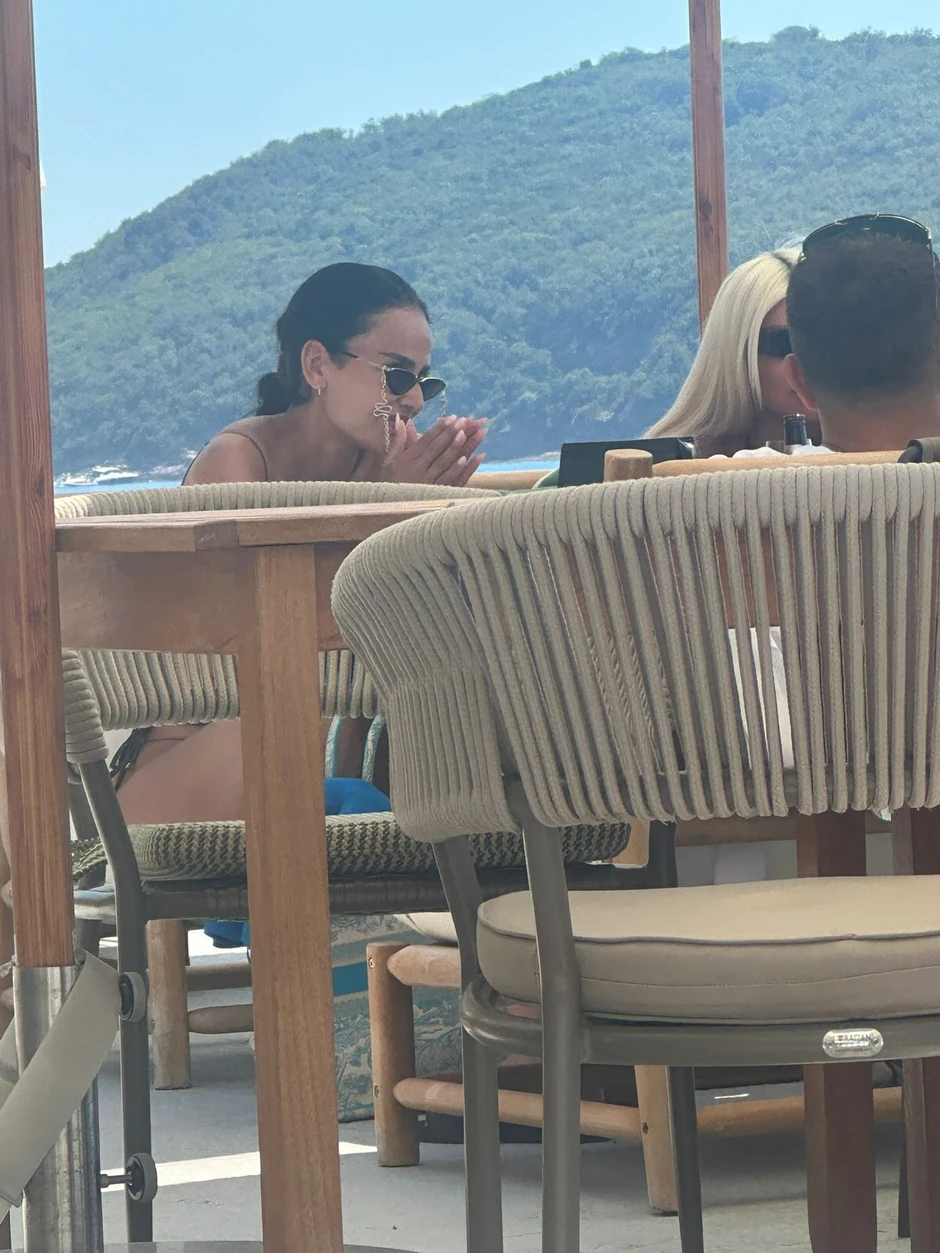 Indi, Dara Bubamara sa dečkom