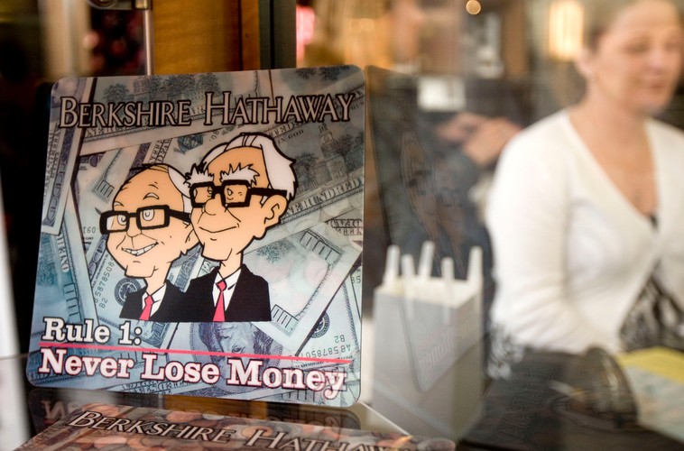 Jedną z najważniejszych reguł Warrena Buffetta jest zasada „nigdy nie trać pieniędzy”. Bardzo łatwo przełożyć ją na nasze codzienne decyzje finansowe. Nie zaciągaj nowych długów, jeśli nie będziesz w 100 procentach pewny, że w dłuższym terminie będziesz mógł na tym zyskać.