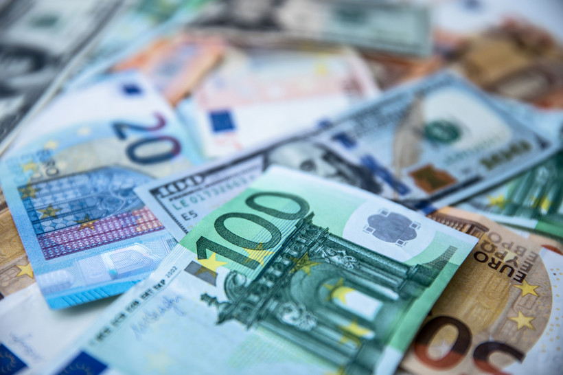Komisja przyznała ponad 685 mln euro trzem programom operacyjnym (PO) Europejskiego Funduszu Społecznego (EFS) w Polsce, Niemczech i Hiszpanii