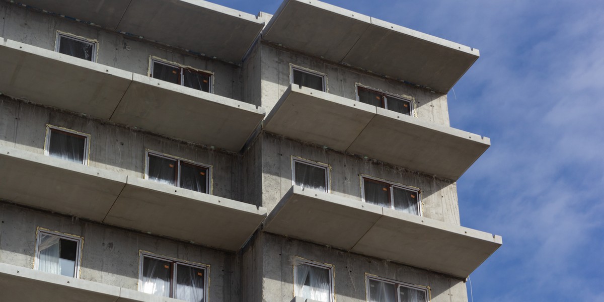 "Pojawia się coraz więcej budynków z dużą liczbą balkonów, które umieszczone są na jednej płycie balkonowej, a oddzielone są np. ażurowymi niskimi ściankami oraz takich, które są bardzo blisko siebie" – podkreśliło MInisterstwo Rozwoju i Technologii w komunikacie